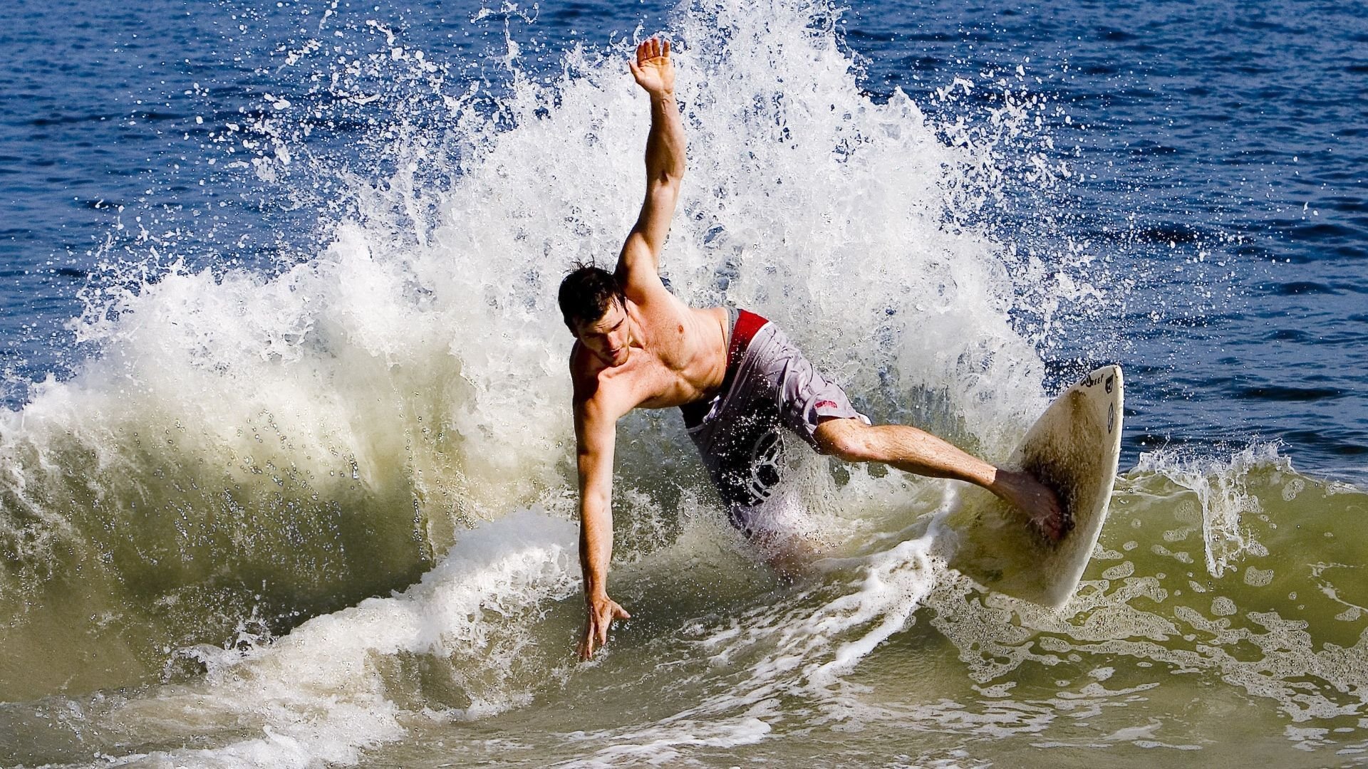 英超冲刺激烈：悬念持续升温，场场精彩！，英超争4